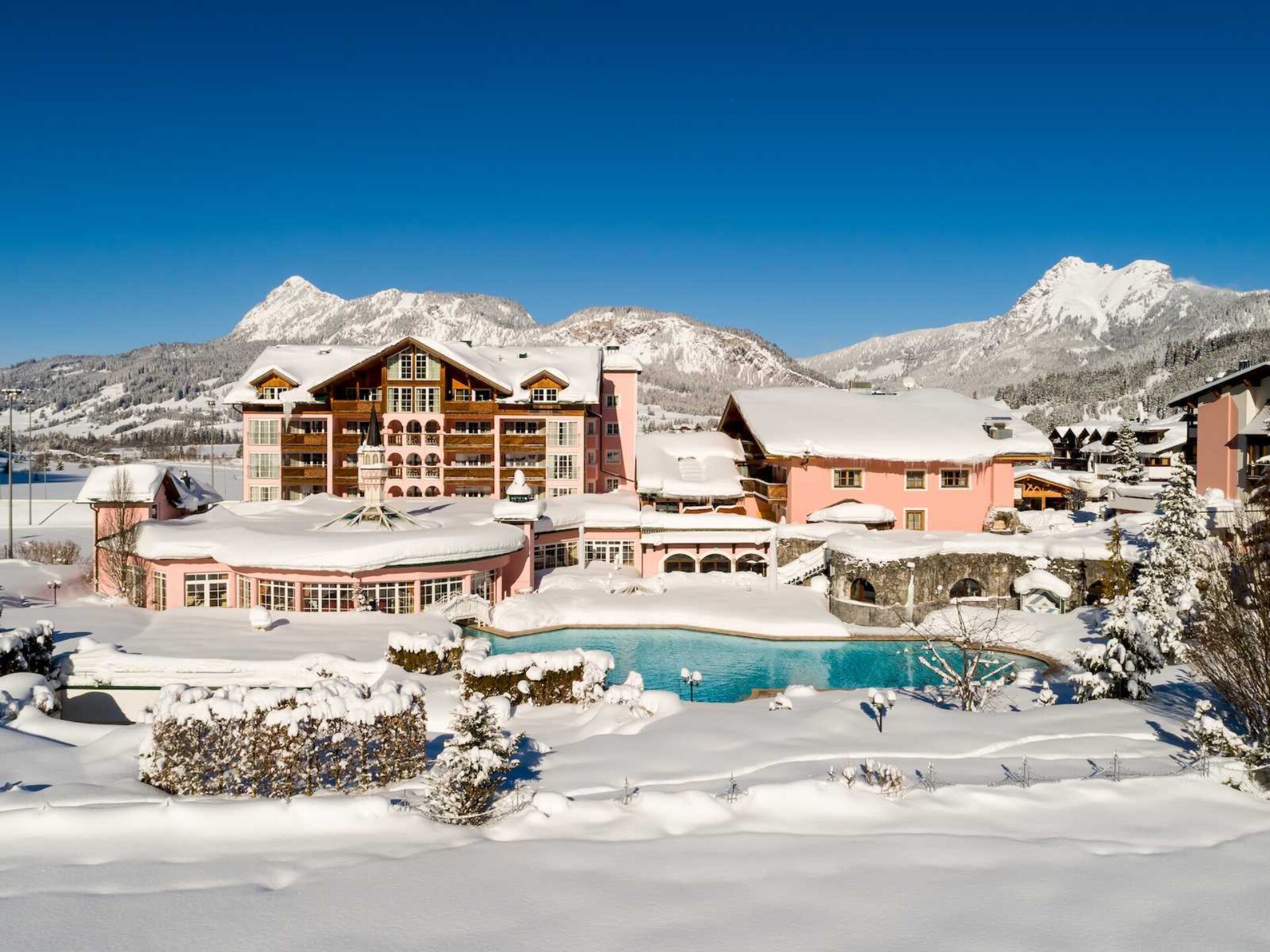 Außenansicht Hotel ...liebes Rot-Flüh im Tannheimer Tal im Winter.
