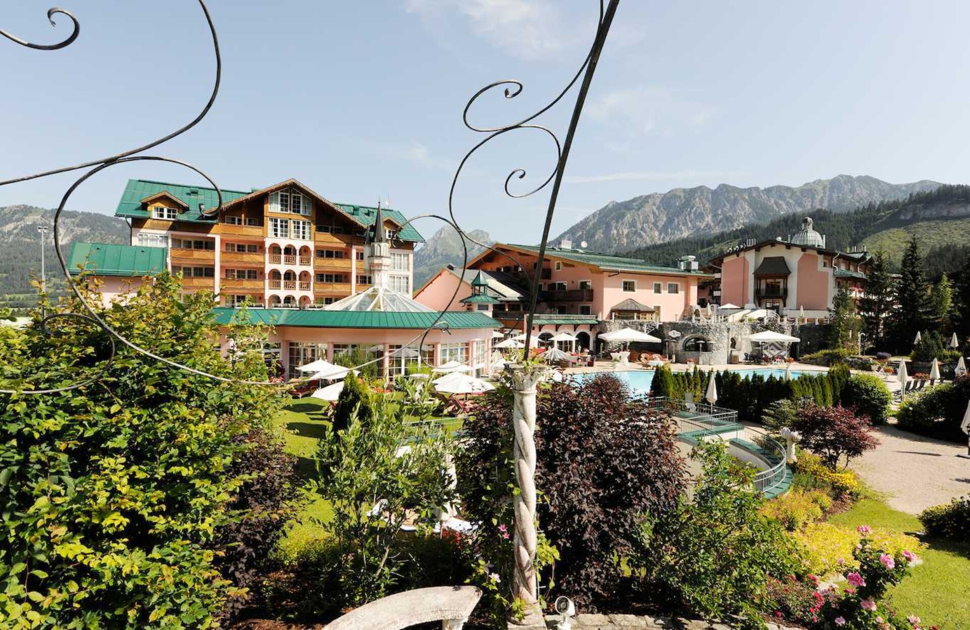 Blick durch den Hotelgarten auf das ...liebes Rot-Flüh im Tannheimer Tal.