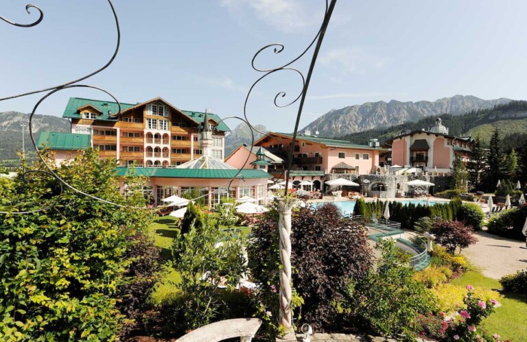 Blick durch den Hotelgarten auf das ...liebes Rot-Flüh im Tannheimer Tal.