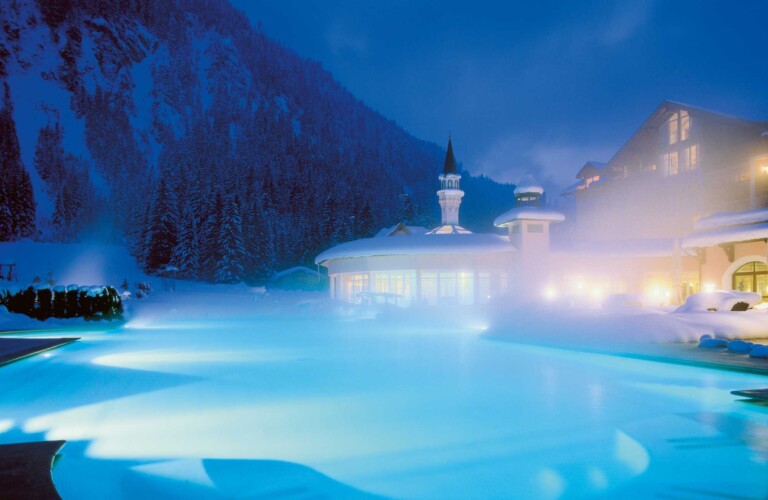 Dampfender Außenpool des Hotels ...liebes Rot-Flüh im Tannheimer Tal bei Nacht.