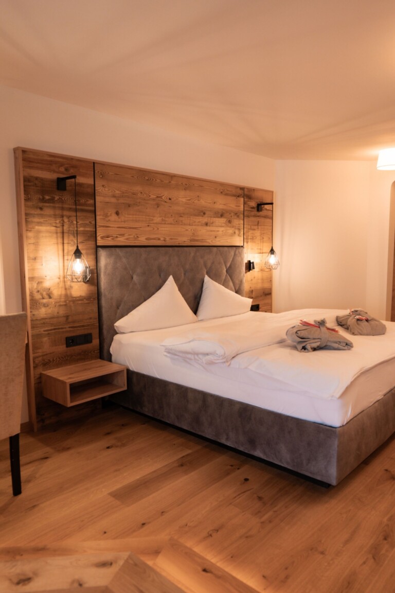 Gemütliches Doppelzimmer mit Holzwand im ...liebes Rot-Flüh.