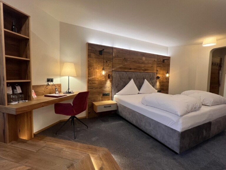 Doppelzimmer im Hotel ...liebes Rot-Flüh mit beleuchtetem Holzkopfteil, Schreibtisch und warmem Ambiente.