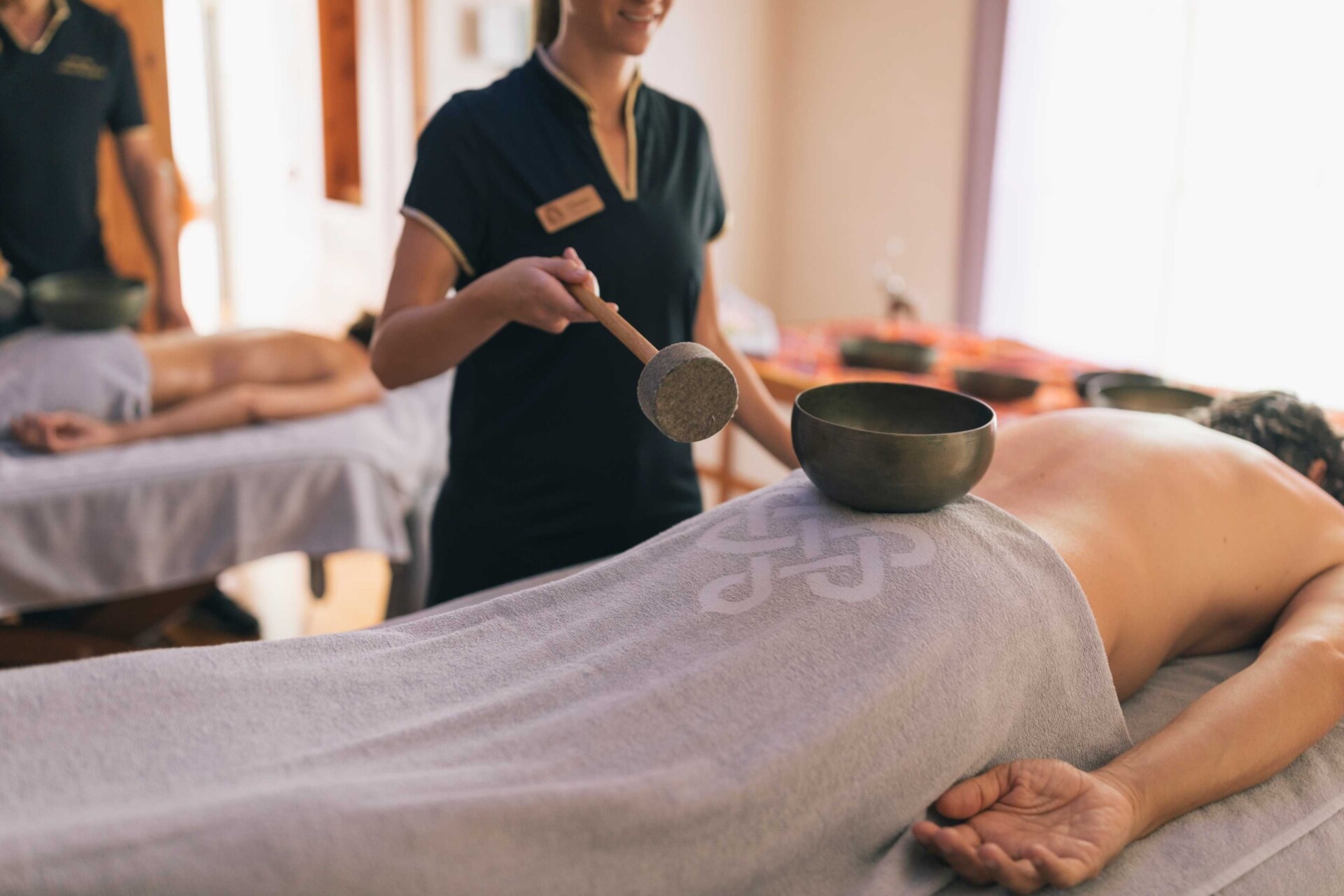 Massage mit Klangschale im Wellnessurlaub im Tannheimer Tal im ...liebes Rot-Flüh.