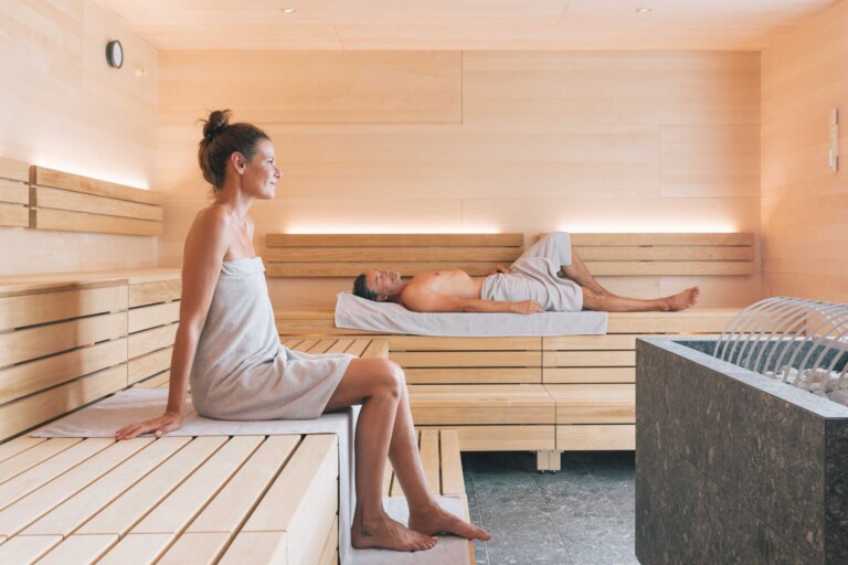 Paar entspann in einer modernen Holzsauna im Wellnessurlaub im Tannheimer Tal Wellnesshotel ...liebes Rot-Flüh.