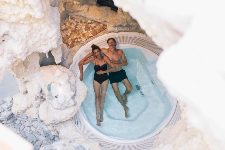 Pärchen im Felsenpool im Spa des Hotels ...liebes Rot-Flüh mit natürlicher Steingrotte und weißen Felsen.