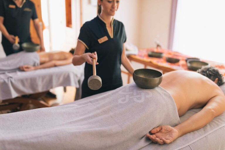 Massage mit Klangschalen im Spa des Hotels ...liebes Rot-Flüh im Tannheimer Tal.