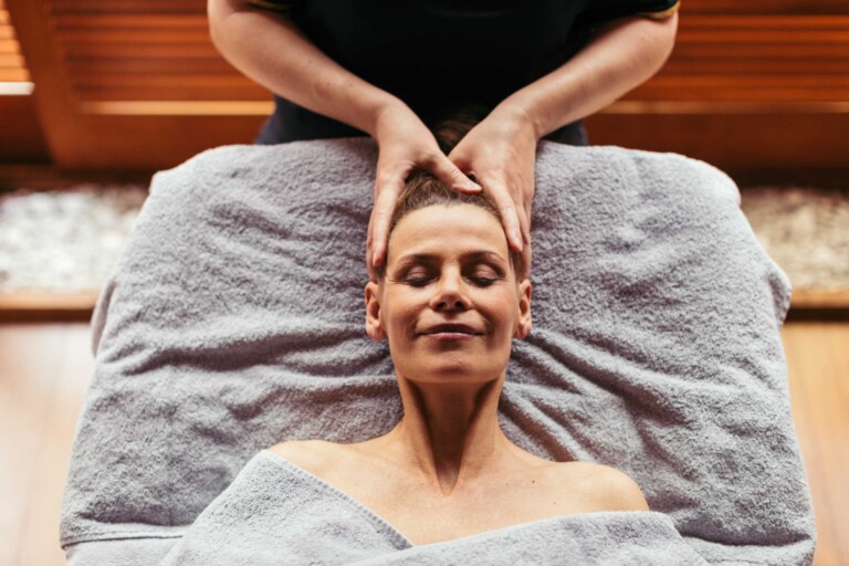 Kopfmassage auf Massageliege im Spa des Hotels ...liebes Rot-Flüh.