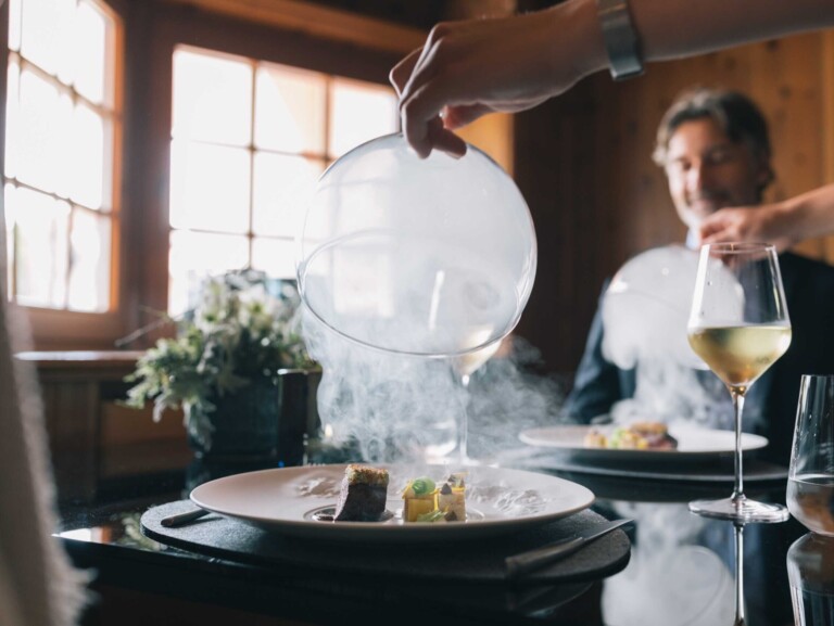 Dramatische Tellerinszenierung mit Rauchglocke im Gourmetrestaurant des Hotels ...liebes Rot-Flüh in Tirol.