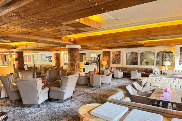 Bar im ...liebes Rot-Flüh im Tannheimer Tal mit Holzdecke und hellen Sesseln.