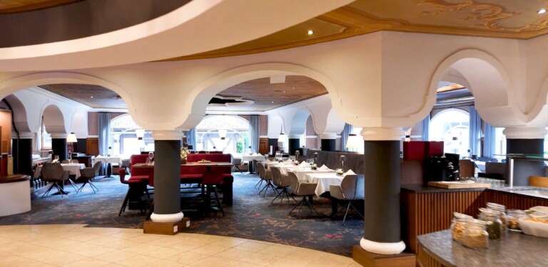 Restaurant mit weitläufigem Essbereich und Buffet in einem Hotel im Tannheimer Tal.