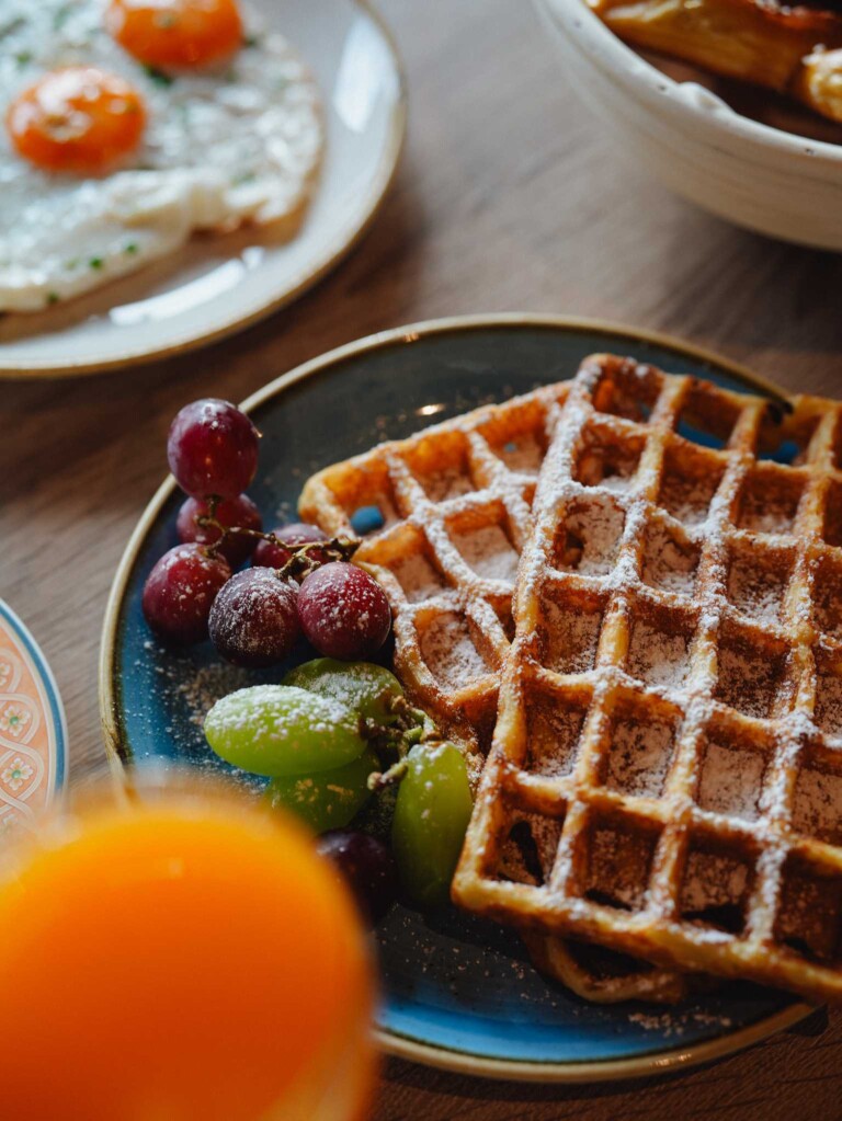 Frühstück im ...liebes Rot-Flüh im Tannheimer Tal mit frischen Waffeln, Früchten und Orangensaft.