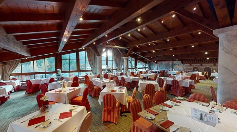 Geräumiges Frühstücksrestaurant im ...liebes Rot-Flüh im Tannheimer Tal.