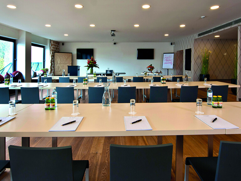 Seminarhotel in Tirol mit vorbereitetem Tagungsraum im ...liebes Rot-Flüh.