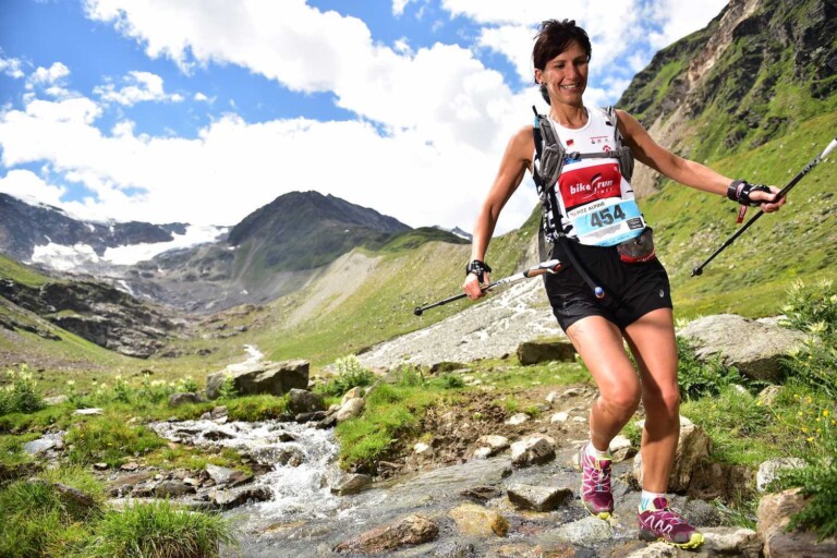 Frau beim Trailrunning in den Bergen des Tannheimer Tals.