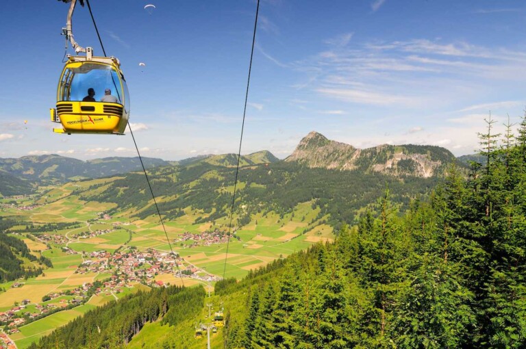 Gelbe Gondel einer Bergbahn im Tannheimer Tal.