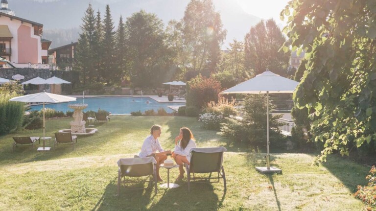 Paar unterhält sich auf Liegewiese imWellnesshotel ...liebes Rot-Flüh Tannheimer Tal.