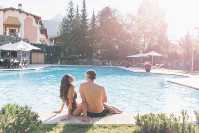 Rückenansicht von einem Paar am Pool im Wellnesshotel ...liebes Rot-Flüh im Tannheimer Tal.