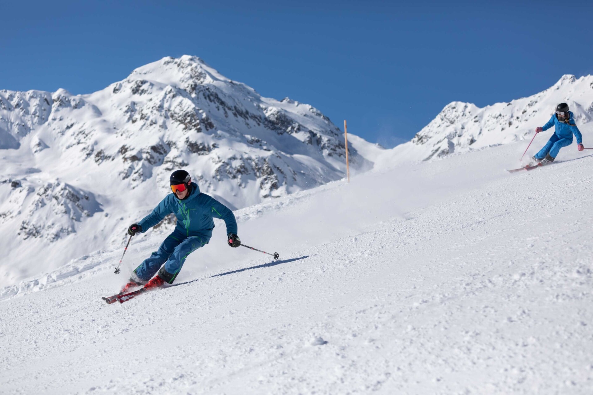 Skifahrer auf steiler Piste im Skiurlaub im Tannheimer Tal.