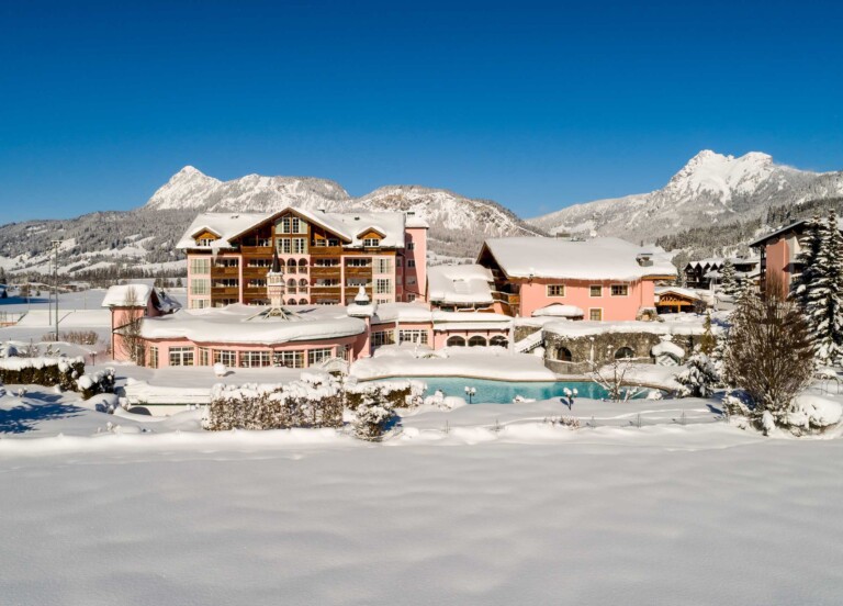 Blick auf das Wellnesshotel ...liebes Rot-Flüh im Tannheimer Tal in verschneiter Landschaft.