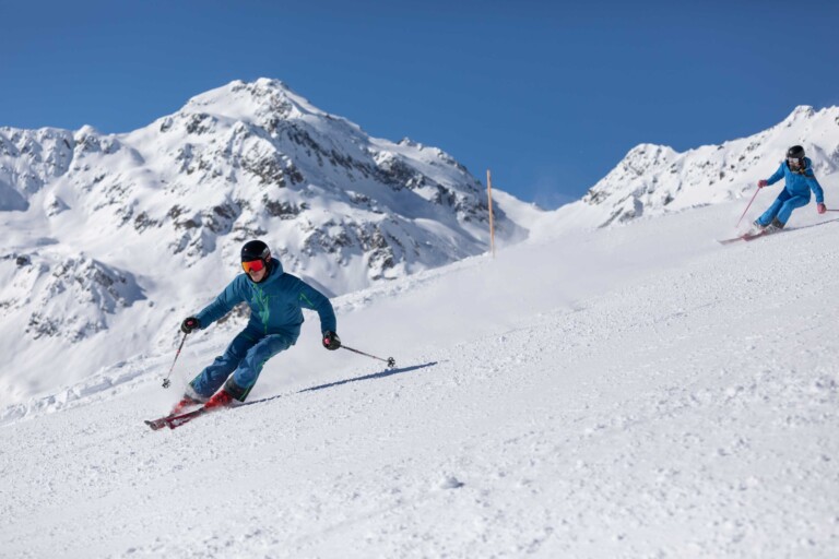 Skifahrer auf steiler Piste im Skiurlaub im Tannheimer Tal.