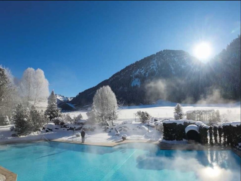 Außenpool mit Wasserdampf umgeben von Schnee im Wellnesshotel ...liebes Rot-Flüh.