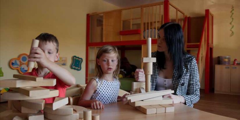 Kinder spielen im Kidsclub des Familienhotel ...liebes Rot-Flüh im Tannheimer Tal.