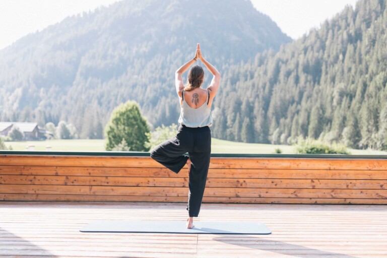 Frau macht auf der Dachterrasse des Fitnesshotel ...liebes Rot-Flüh in Österreich Yoga.