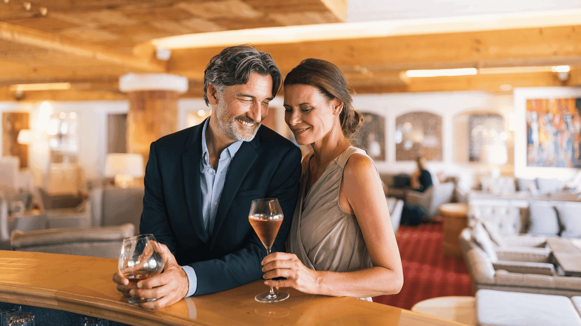 Pärchen mit Drinks an der Hotelbar des ...liebes Rot-Flüh.