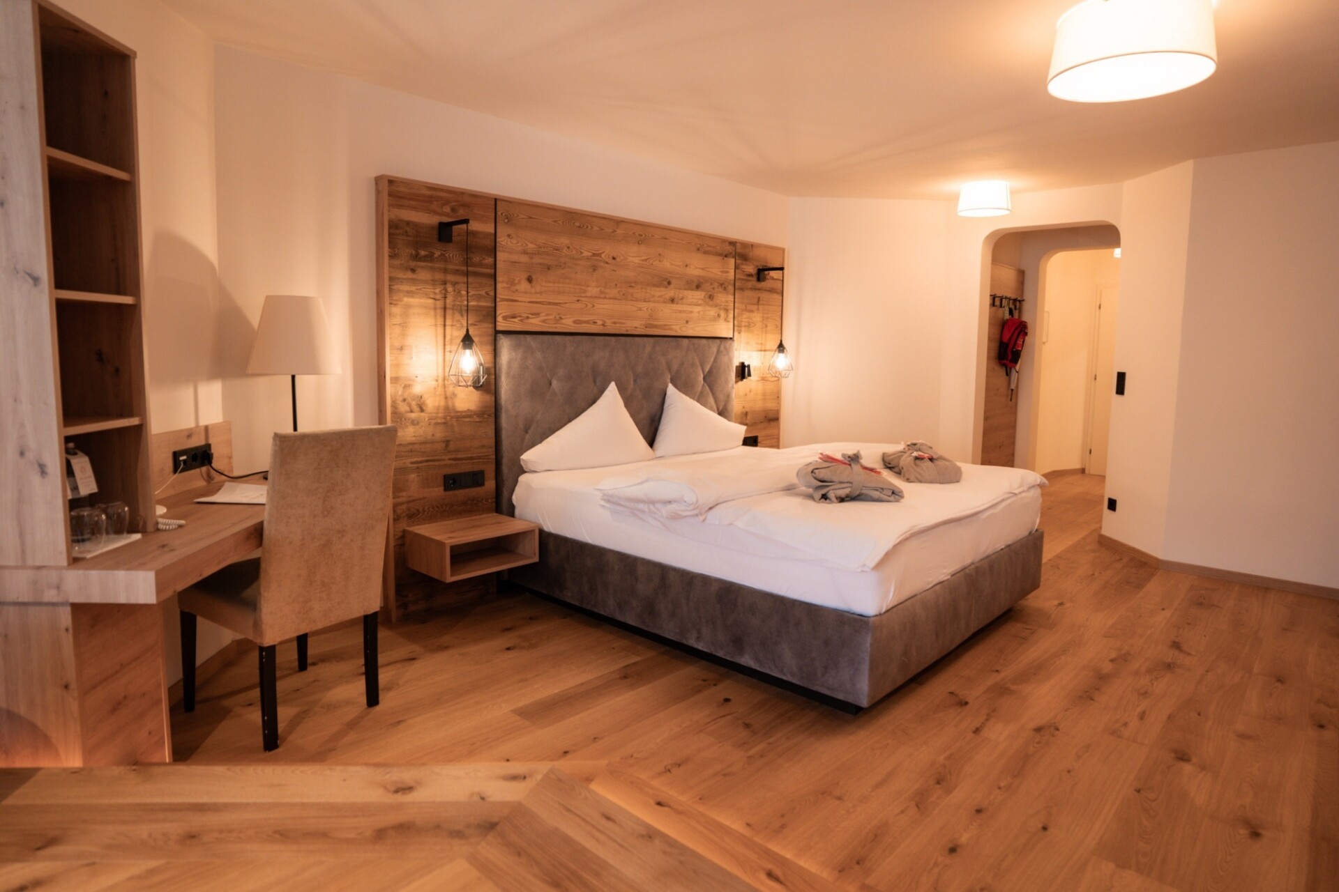 Gemütliches Doppelzimmer mit Holzwand im ...liebes Rot-Flüh.