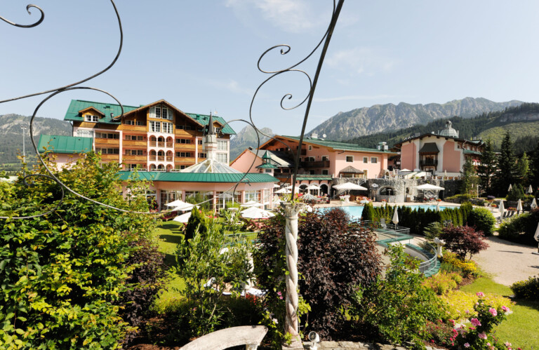 Blick durch den Garten auf das Hotel ...liebes Rot-Flüh in Tirol.