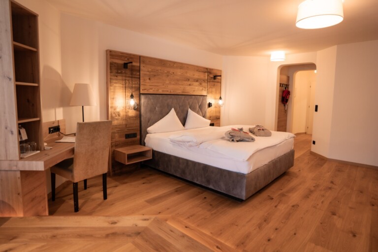 Gemütliches Doppelzimmer mit Holzwand im ...liebes Rot-Flüh.