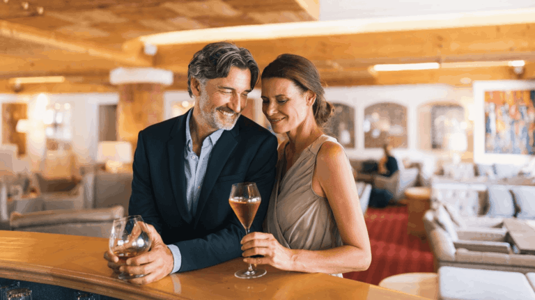 Pärchen mit Drinks an der Hotelbar des ...liebes Rot-Flüh.