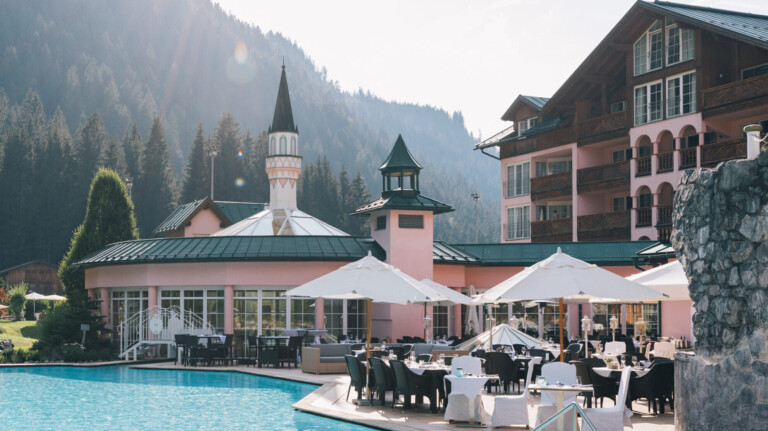 Aufnahme des Außenpools und der Poolterrasse des Wellnesshotel ...liebes Rot-Flüh.